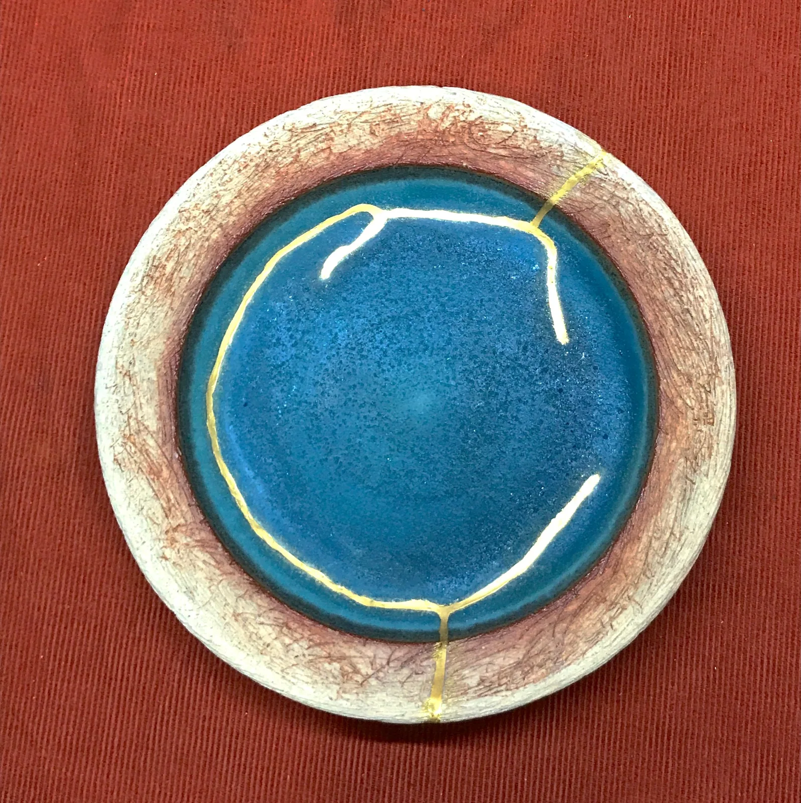 金継ぎで継がれた、青色の丸い器