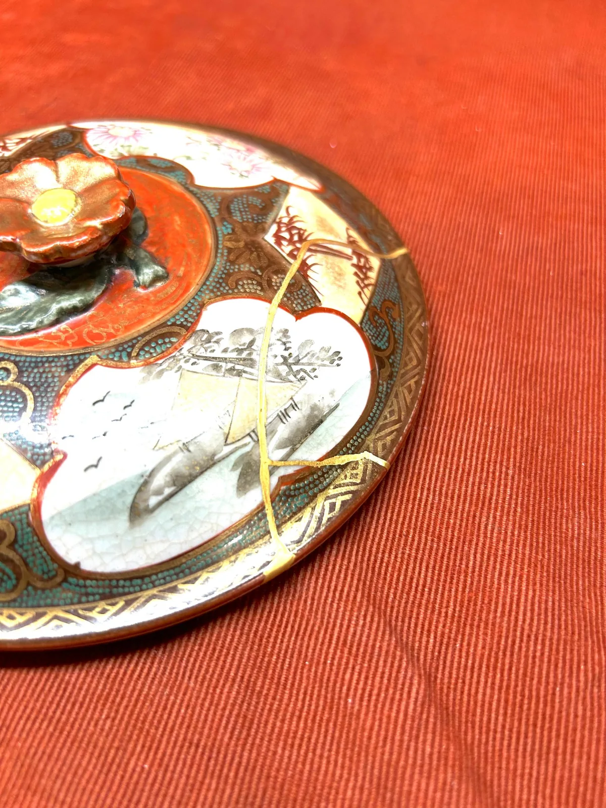 金継ぎで直された蓋物の器