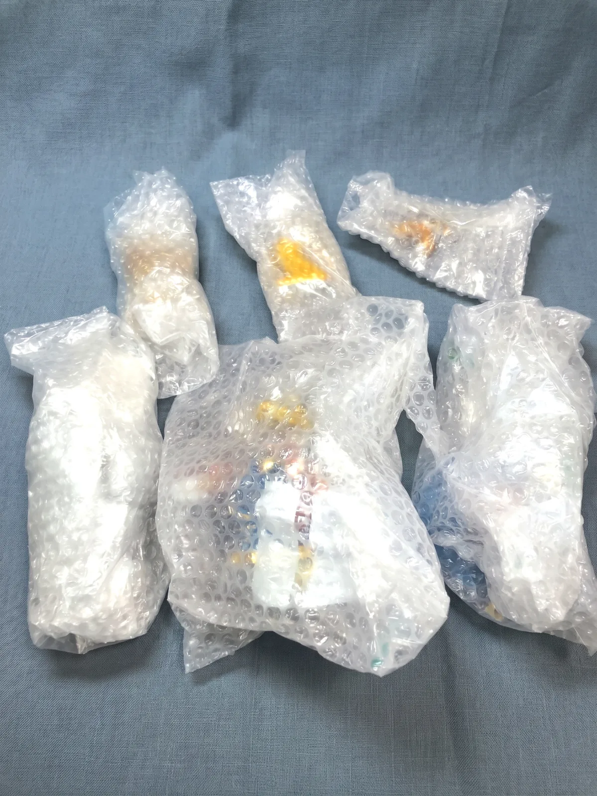 破片ひとつずつ緩衝材で包んで梱包する様子