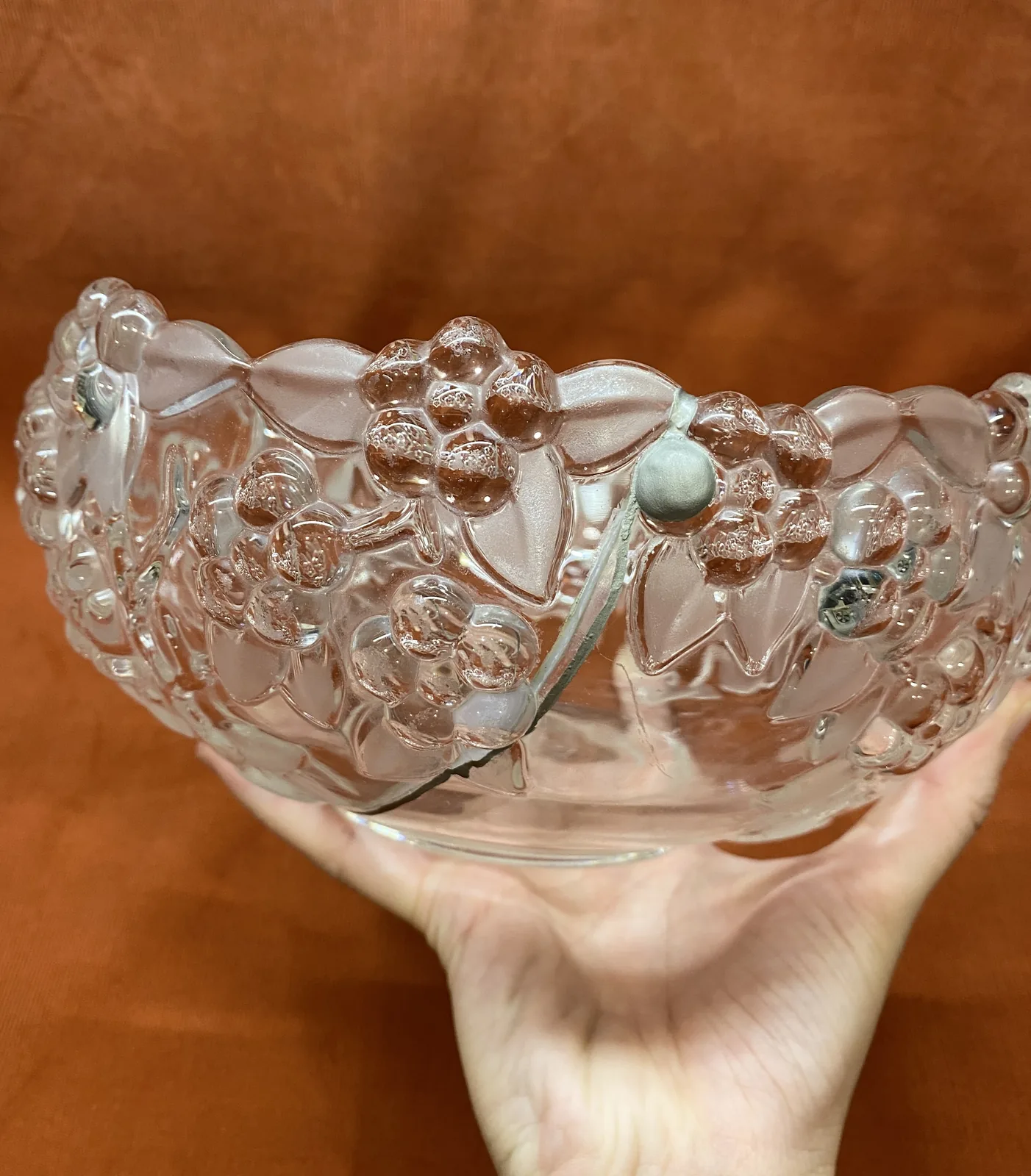 金継ぎで修復されたガラスの器