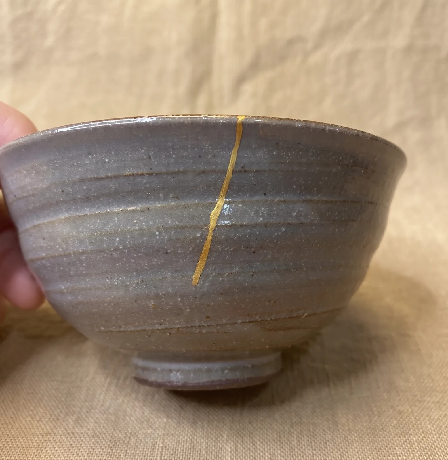 金継ぎで直された、灰色の茶碗