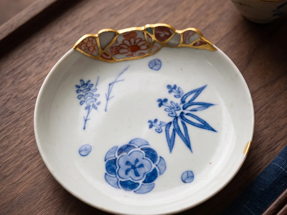 縁継の予告。異なる文様の陶片を金で継いだ呼び継ぎの器