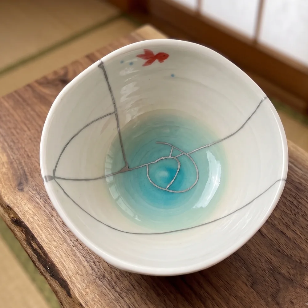 金魚を描いた茶碗の割れを直した金継ぎ（プラチナ継ぎ）