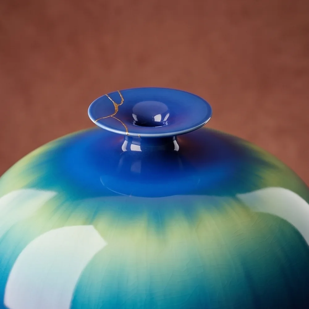 青緑の花器の口元の割れを金で継いだ金継ぎ