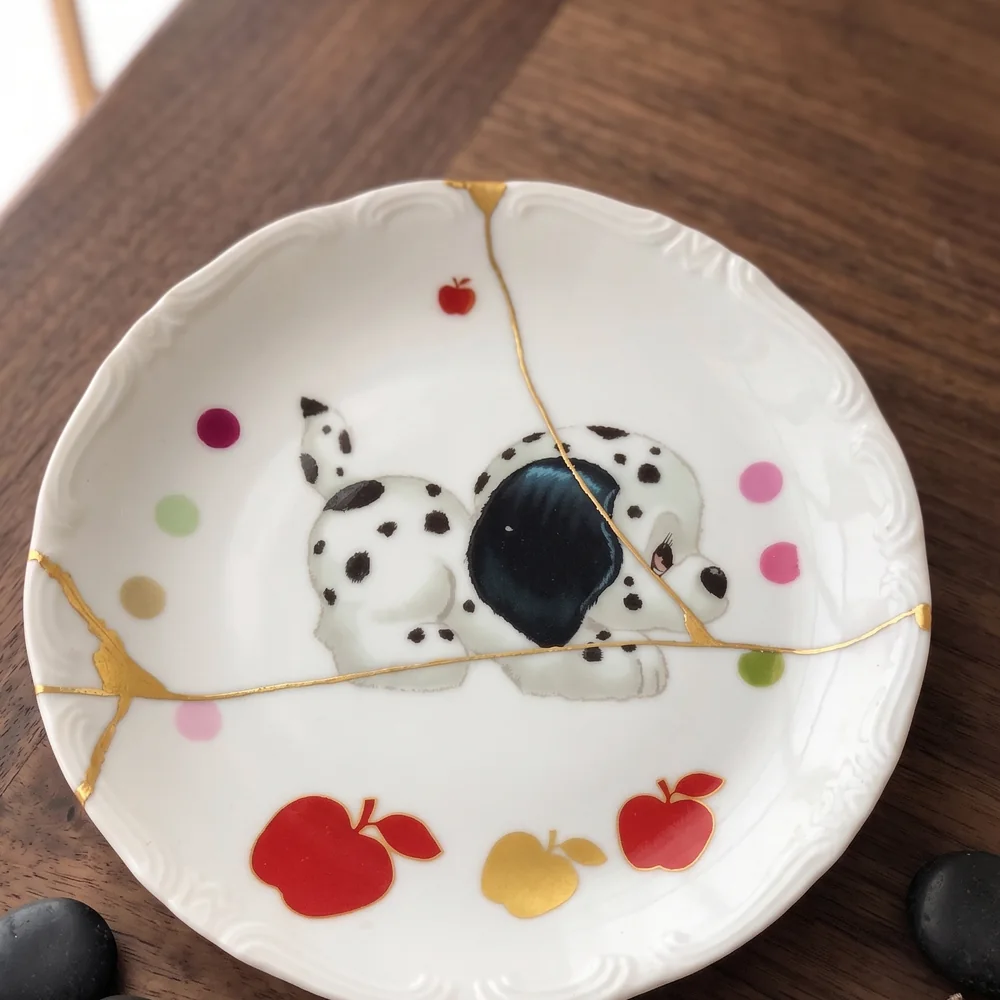 絵皿の割れを金で継ぎ直した金継ぎ