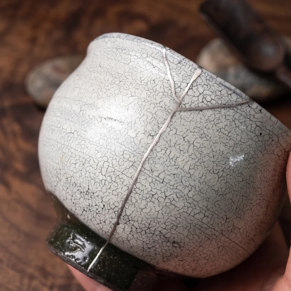 貫入のある茶碗の割れをプラチナで継いだ金継ぎ